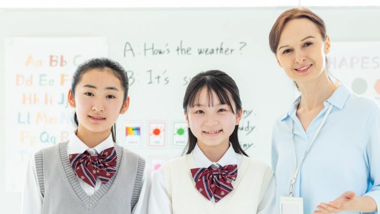 英語の授業を受ける中学生と外国人の先生